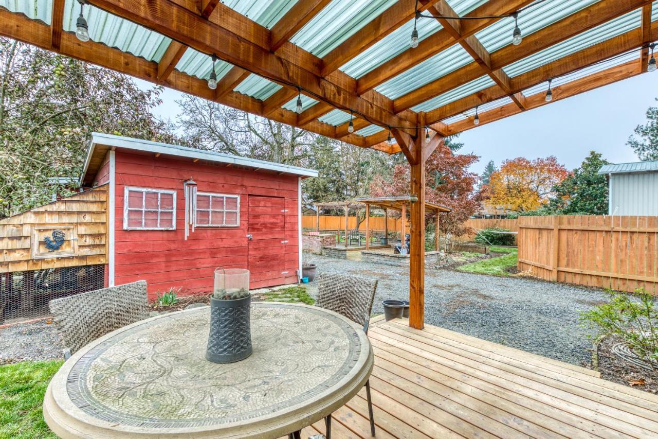 Cozy Coleman St. Cottage Bethel Exterior photo