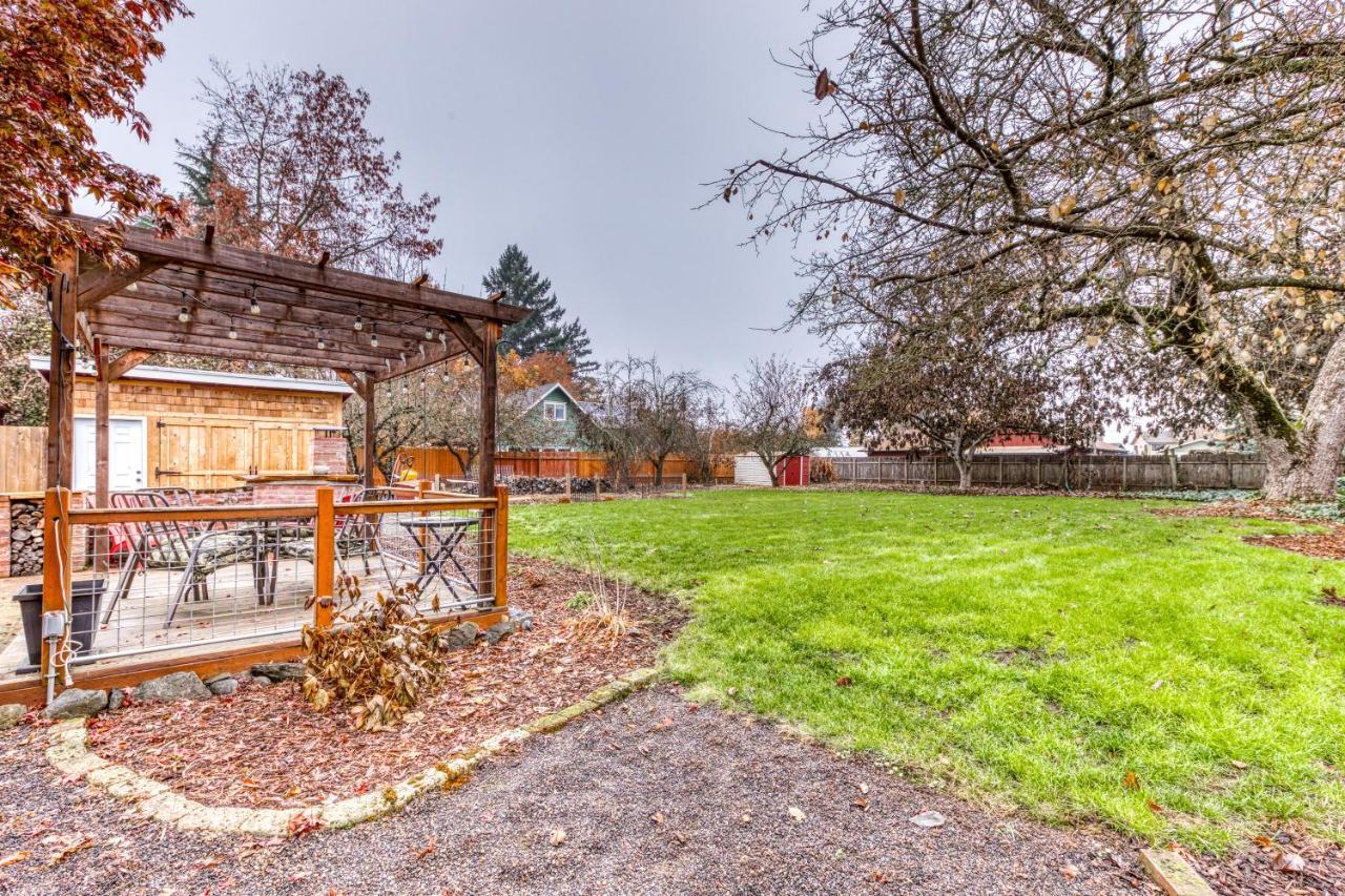 Cozy Coleman St. Cottage Bethel Exterior photo