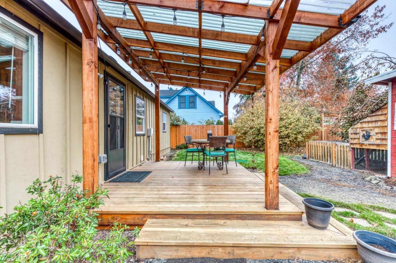 Cozy Coleman St. Cottage Bethel Exterior photo