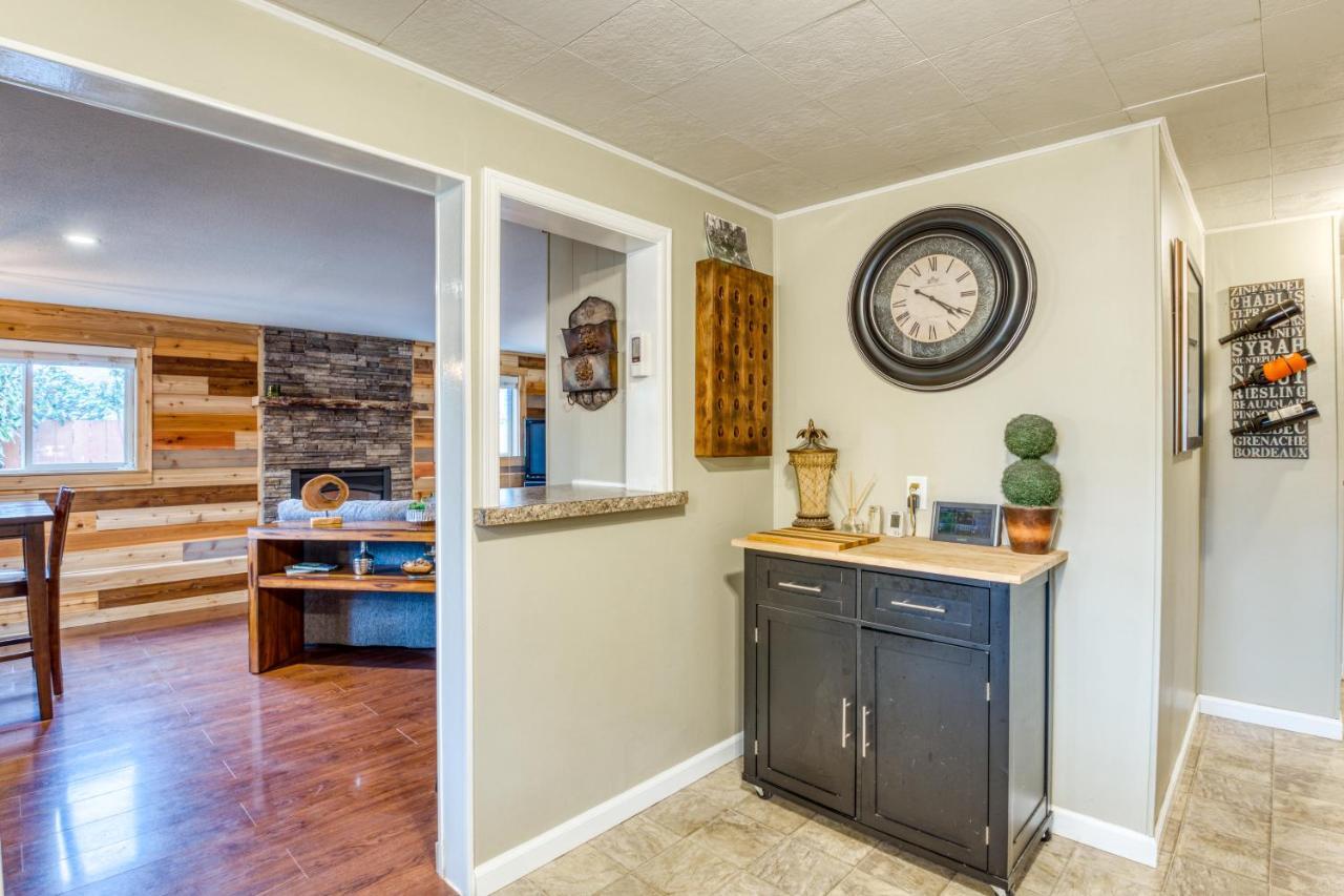 Cozy Coleman St. Cottage Bethel Exterior photo